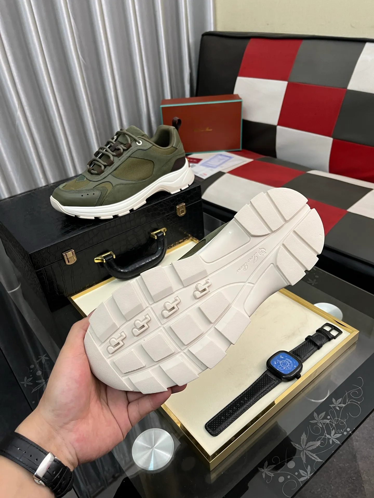 Men's shoes 💰520 ⌚️⌚️ Loro Piana's classic popular lp top version of Pili casual shoes. It turns out that these are the casual shoes that are said to be able to walk 20,000 steps without tiring your feet. This pair has both good looks and feel. You will be completely lost as soon as you step on it ~ The minimalist design is eye-catching and durable, and it is a bonus for dressing. The soft feeling on the feet has outstanding texture, and it is very nice without abrasion on the feet. The soft and waxy soles make it easy to wear for daily use for a long time. Who can resist a pair of versatile and good-looking loafers? Don't be too elegant at all, the feel and texture of the feet are good, the key is to make the legs look longer and not tire the feet, the main thing is that it is just right!        Material: Original cowhide Lining: Original sheepskin Outsole: Original sole Size: 38-44